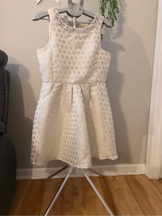 Justice Other - Justice Ivory Jeweled Neck Girls Party Dress
Chest: 34”
Waist: 32”
Length: 35”